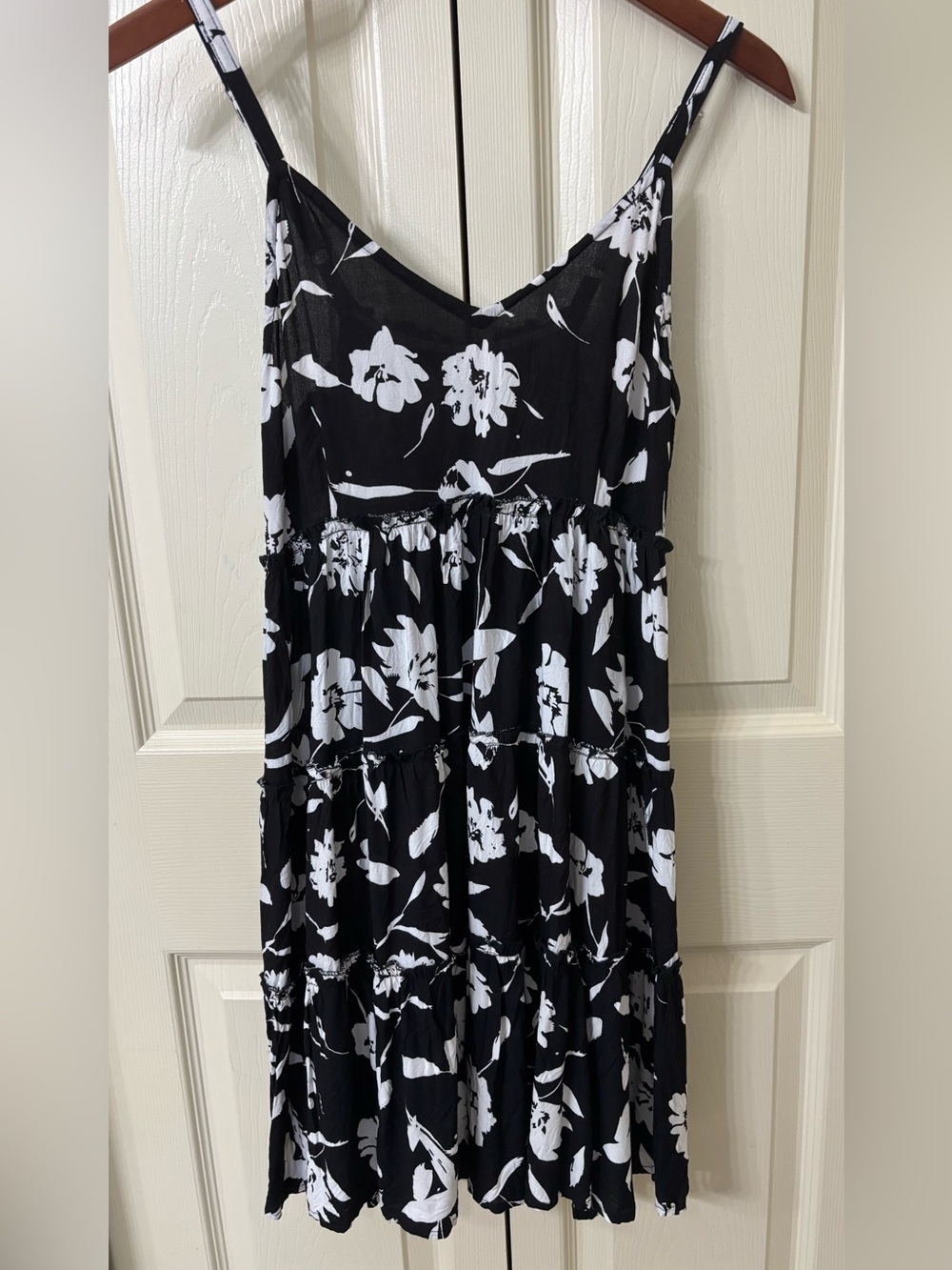 Island Beach Black & White Floral Tiered Dress(M) NWOT